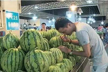 吃瓜群众吃到西瓜怎么办,甜蜜惊喜引发热议