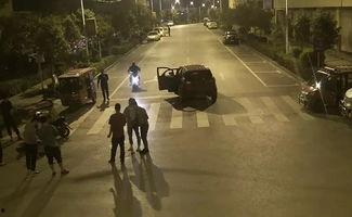 雨巷吃瓜群众,吃瓜群众的喧嚣与沉思